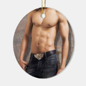 Foto van de bengele borst van man keramisch ornament (Links)