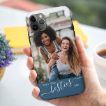 Foto van de "Besties Life Quote Blue Friends" Case-Mate iPhone Case<br><div class="desc">Aangepaste foto iPhone Case. Het fotosjabloon is ingesteld voor u om uw eigen afbeelding van u en uw beste vriend(en) toe te voegen - dat wordt weergegeven in portretformaat. Het ontwerp wordt geletterd met het citaat "het leven van de bessen"in elegant handgeschreven manuscript en moderne typografie. Het heeft een kleurenpalet...</div>