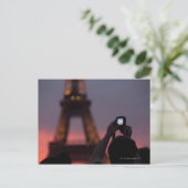 Foto van de Eiffeltoren met een smartphone Briefkaart (Staand voorkant)