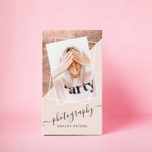 Foto van de fotografie: wazig roze roze roze goude visitekaartje