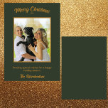 Foto van de Kerstfamilie Donkergroen Gouden Platte<br><div class="desc">Leg de magie van het vakantieseizoen vast met deze prachtig gepersonaliseerde platte kerstkaart met uw favoriete familiefoto met een gouden lijst op een donkergroene bosachtergrond. Alle tekst is een diep goud. De rijke, bosrijke greens en goudkleurige tinten creëer hebben een warme, nostalgische sfeer. "Merry Christmas" is elegant gebogen aan de...</div>