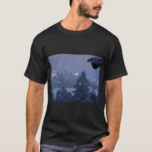 foto van de maan achter de bergen t-shirt