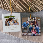 Foto van de minimalistische Gold Yarly-reeks Keramisch Ornament<br><div class="desc">Dit minimalistische gouden ornament voor jaarlijks fotokeramisch is de perfecte kerstboomversiering. Het ontwerp kenmerkt klassiek goud en witte typografie die met een rustige maar elegante manuscriptdoopvont met hand letterlijke stijl in paren wordt gerangschikt. Pas de voorkant van dit keepjesornament aan met een foto, uw familienaam en het jaar. Pas de...</div>