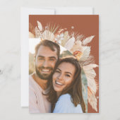 Foto van de moderne bohemische terracotta pampas g save the date (Achterkant)