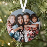Foto van de moderne Manuscript Merry-kerstfamilie Ornament<br><div class="desc">Het stijlvolle ontwerp van het fotoornament voor de feestdagen kenmerkt uw favoriete familieafbeelding met de Merry kersttekst in het moderne geborstelde manuscriptschrijven. Pas de aangepaste tekst aan met uw achternaam of familienaam en het jaar. Een eenvoudig patroon van witte wintersneeuwvlokken raakt de achterkant van het ornament. De kleur van de...</div>