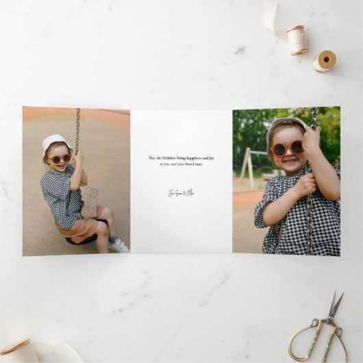 Foto van de moderne 'Merry'-kersttypografie Drieluik Kaart (Binnen)