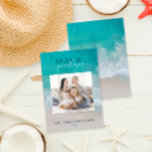 Foto van de moderne oceaanstrandfamilie Holiday Ka Feestdagenkaart<br><div class="desc">stijlvol kerstkaartontwerp met trendy mix van vet en script,  ruimte voor je gekozen foto aan de voorkant met strand en zee afbeelding aan de achterkant</div>