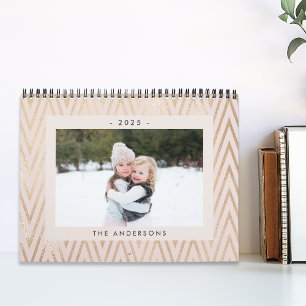 Foto van de moderne roze- en goudfamilie kalender