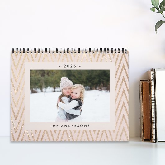 Foto van de moderne roze- en goudfamilie kalender