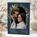 Foto van de moderne Script Navy Greenery Gold Arch Feestdagenkaart<br><div class="desc">Dit ontwerp is voorzien van een moderne groene boog met een delicaat glitter goud lijst en gouden borstelslagen met één verticale foto. Als u geavanceerde wijzigingen wilt aanbrengen,  selecteert u 'Klik om verder aan te passen' onder 'Deze sjabloon aanpassen'. Hier,  kunt u tekstvakjes,  kleur en doopvont uitgeven/toevoegen.</div>