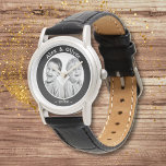 Foto van de moderne zwarte en witte familie horloge<br><div class="desc">Modern Black and White Family Photo Watch. Zwart-wit ontwerp. In het midden is een aangepaste foto - voeg uw favoriete foto toe - de zwarte en witte foto ziet er geweldig uit. Pas je aan met je namen en het jaar. Sweet en schattig geschenk en hoopje voor moeder, vader, tante,...</div>