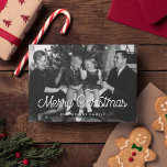 Foto van de Retro  Merry-kerstfamilie Feestdagenkaart<br><div class="desc">Een moderne en leuke typografie voor dit collectie van fotokaarten. Aanpassen met je favoriete afbeelding. U kunt de kleur van de doopvont of de geometrische achtergrond in uw het houden van ook gemakkelijk veranderen.</div>