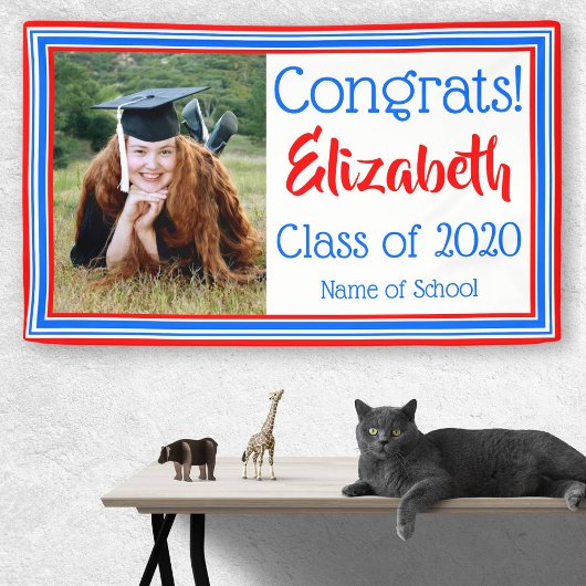 Foto van de rode witte en blauwe school spandoek