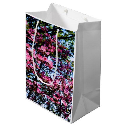 Foto van de roze bloeiende hondhout medium cadeauzakje (Voorkant Gekanteld)