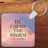 Foto van de roze hemel Hij kalmeert de Bijbelversi Sleutelhanger (Achterkant)
