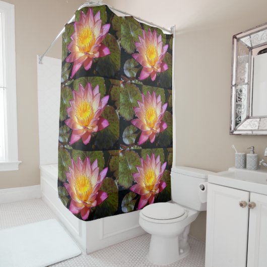 Foto van de roze waterLily Douchegordijn (In situ)
