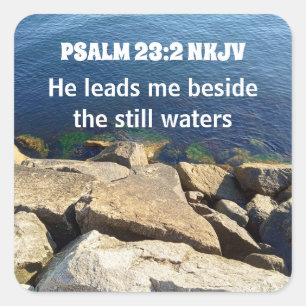 Foto van de zeekust naast het stille water Bijbelv Vierkante Sticker