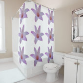 Foto van delicate roze regenlelies op een douchegordijn (In situ)