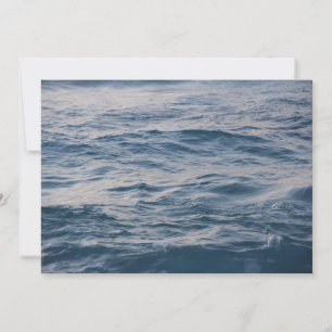 Foto van dichtbij van rimpels in zeewater aankondiging