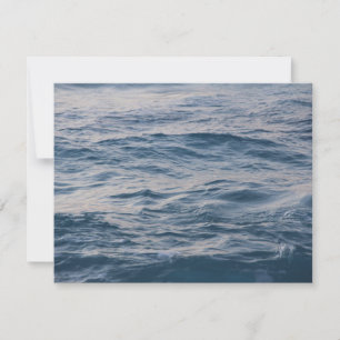 Foto van dichtbij van rimpels in zeewater save the date