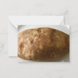 Foto van een bruine aardappel op een witte bord notitiekaartje
