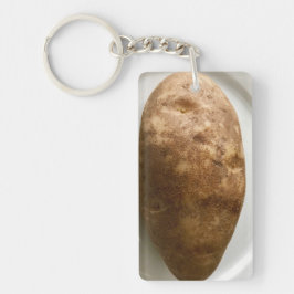 Foto van een bruine aardappel op een witte bord sleutelhanger