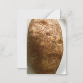 Foto van een bruine aardappel op een witte plaat notitiekaartje