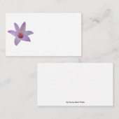 Foto van een delicate roze regenlelie op een informatiekaartje (Voorkant / Achterkant)