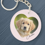 Foto van een huishond in het hart met de naam roze sleutelhanger<br><div class="desc">Roze of douanekleurenkeyring die uw huisplaatfoto binnen een hart met de naam in een handgeschreven doopvont van het stijlmanuscript kenmerken.</div>