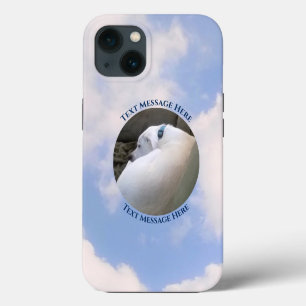Foto van een knuffelbare puppy die slaapt onder ee iPhone 13 hoesje