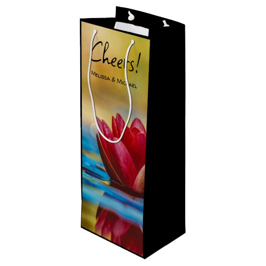  foto van een Lotus Flower in een Pond Wijn Cadeautas (Achterkant Gekanteld)