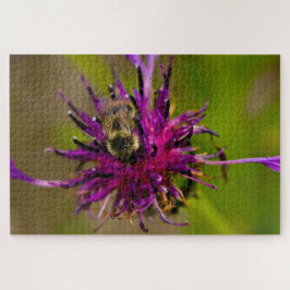 Foto van een mooie paarse bloem met honingbij legpuzzel