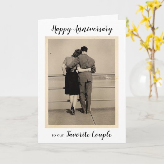  foto van een paar dat Jubileum omarmt Kaart (Gele Bloem)