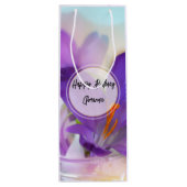 Foto van een Paarse Lente Crocus Birthday Wijn Cadeautas (Achterkant)
