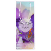 Foto van een  Paarse Lente Crocus Birthday Wijn Cadeautas (Achterkant)
