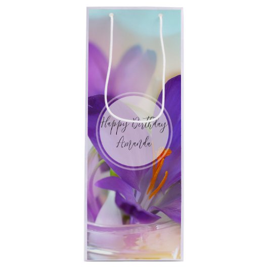 Foto van een  Paarse Lente Crocus Birthday Wijn Cadeautas (Voorkant)