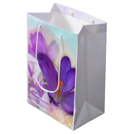 Foto van een  Paarse Lente Crocus Medium Cadeauzakje (Voorkant Gekanteld)
