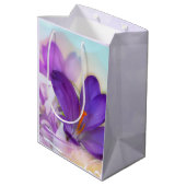 Foto van een  Paarse Lente Crocus Medium Cadeauzakje (Achterkant Gekanteld)