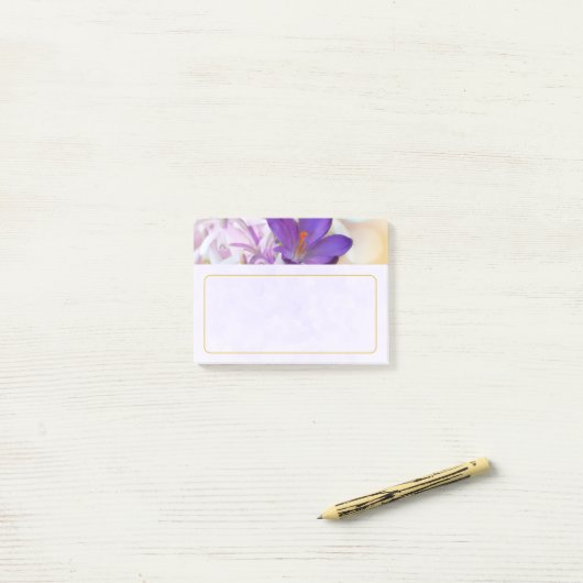 Foto van een Paarse Lente Crocus Post-it® Notes (Op bureau)