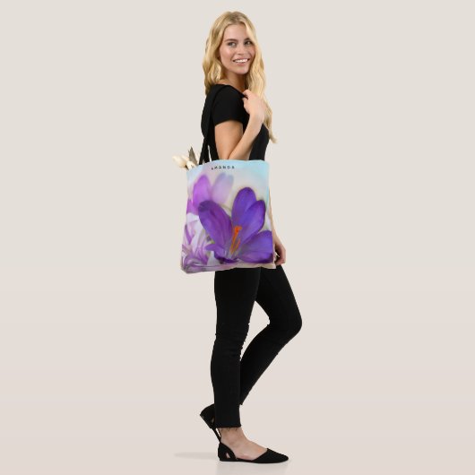 Foto van een  Paarse Lente Crocus Tote Bag (Op model)