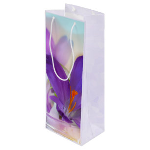Foto van een Paarse Lente Crocus Wijn Cadeautas
