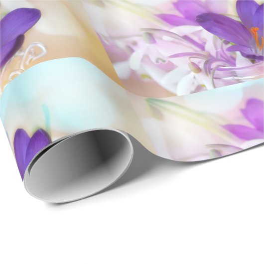 Foto van een  Paarse Spring Crocus Patterned Cadeaupapier (Rol Hoek)