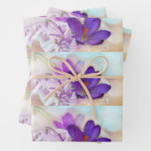 Foto van een  Paarse Spring Crocus Patterned Inpakpapier Vel (In situ)