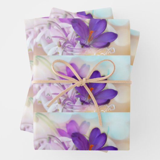 Foto van een Paarse Spring Crocus Patterned Inpakpapier Vel (In situ)