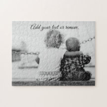 Foto van een peuterzuster die haar baby broer omhe