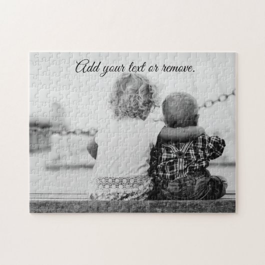 Foto van een peuterzuster die haar baby broer omhe legpuzzel (Horizontaal)