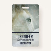 Foto van een prachtig wit paard in de winter badge (Voorkant)