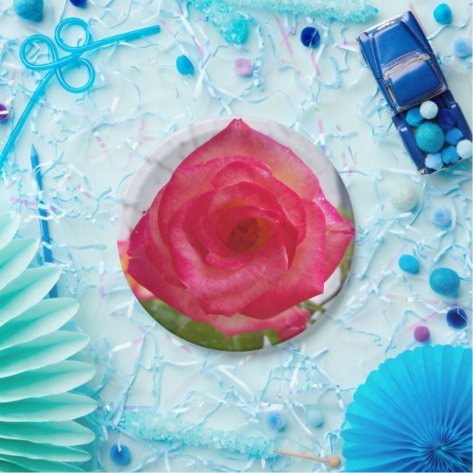 Foto van een roos dicht bij een papieren bord (Feest)