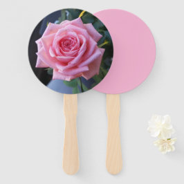 Foto van een roze roos op een handventilator handwaaier