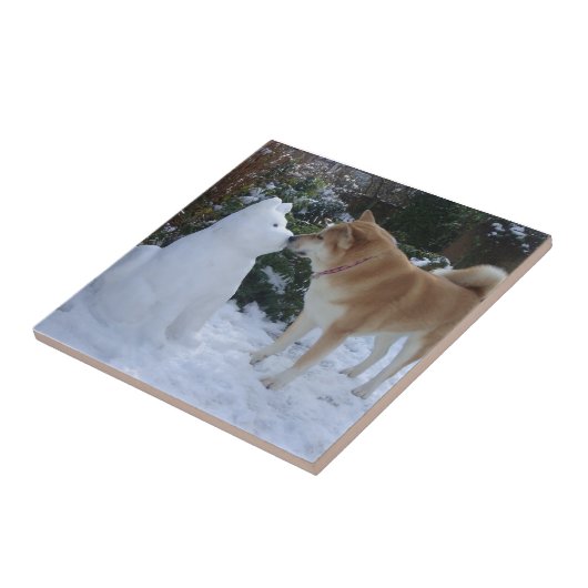 foto van een schattige akita die een sneeuwpop kus tegeltje (Zijkant)